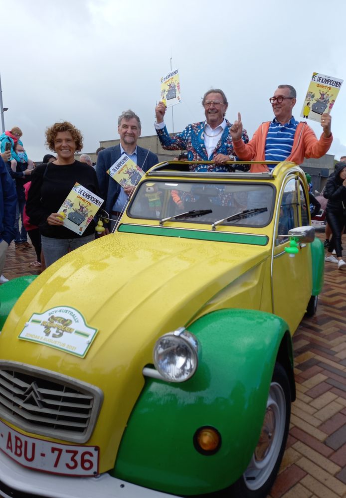 Devalck en Verbruggen in de gepersonaliseerde deux-chevaux van F.C. De Kampioenen.