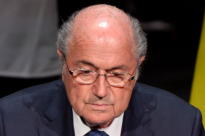 M. Blatter, 79 ans, qui briguera jeudi un 5e mandat à la présidence de la Fifa et qui n'a pas évoqué les nombreux appels à sa démission, a estimé que les suspects arrêtés "jettent la honte et l'humiliation" sur le football mais s'est défendu en soulignant qu'il ne pouvait "pas surveiller tout le monde".