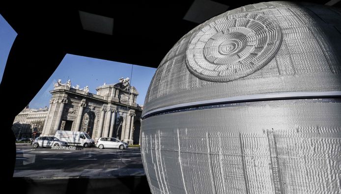 Een met een 3-D printer gemaakt beeld van het ruimtestation Death Star uit de Star Wars-filmreeks in Madrid.