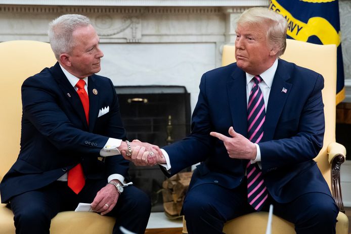 President Donald J. Trump (rechts) schudt de hand van Congreslid Jeff Van Drew in het Oval Office.