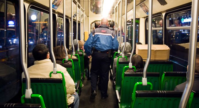 Een medewerker van de RET voert een controle uit in een Rotterdamse tram.