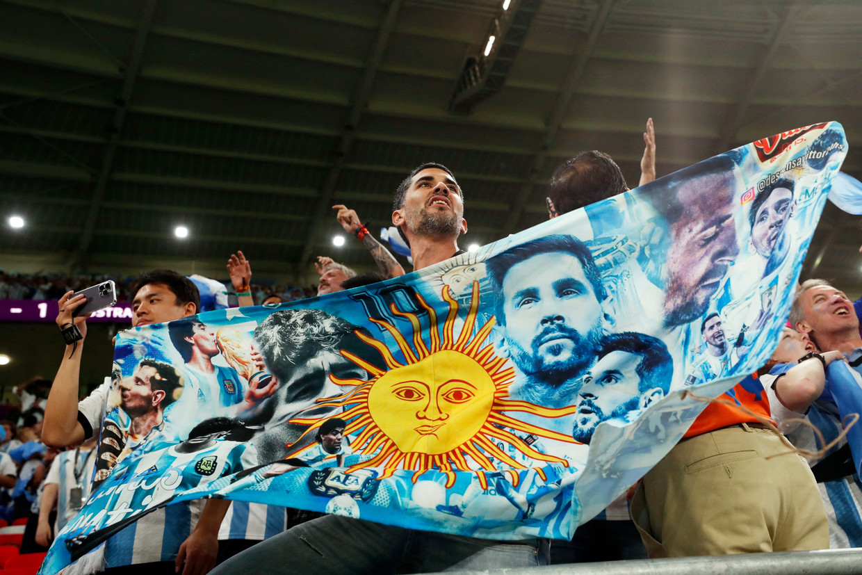 Met gezang en vlaggen moedigen de Argentijnse fans hun nationale team aan. Beeld REUTERS