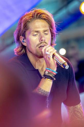 Hoe André Hazes stomdronken en stijf van de coke in ‘Tien om te Zien’ stond: “Ik moest huilen toen ik het zag”