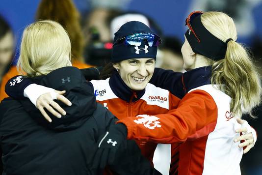 Martina Sablikova krijgt de felicitaties na haar titel bij WK allroundschaatsen.
