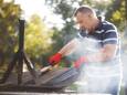 De keerzijde van een gezellige barbecue is het poetswerk achteraf: zo maak je de barbecue al fluitend weer schoon.