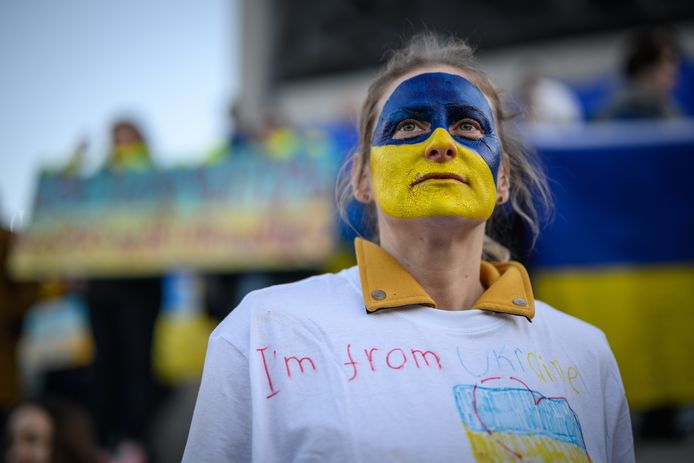 Ook Oekraïners zelf mengden zich in de internationale protesten, zoals deze vrouw in Londen.