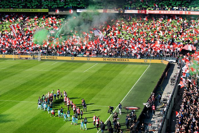 De Feyenoordfans met een sfeeractie vlak voor de wedstrijd tegen Ajax.