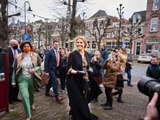 Máxima praat met horeca Geertruidenberg over bierprijzen en omzetverlies: 'Gunfactor is hier hoog’