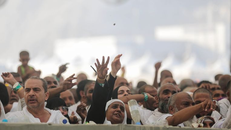 Bedevaartgangers 'stenigen Satan' in het ritueel Jamarat in Mina, vlak bij Mekka. Beeld AP
