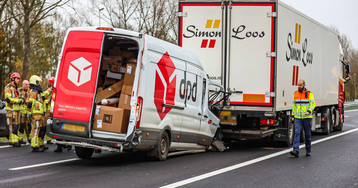Pakketbezorger botst achterop vrachtwagen op A7 bij Oudehaske