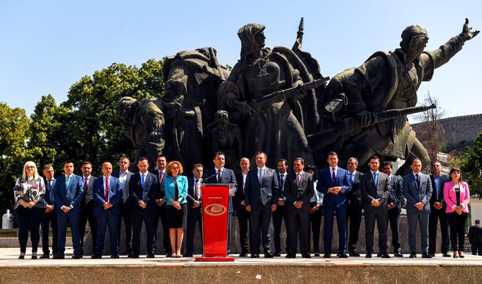 De Macedonische premier Zoran Zaev en leden van zijn regering tijdens een persconferentie voor het regeringsgebouw in Skopje.
