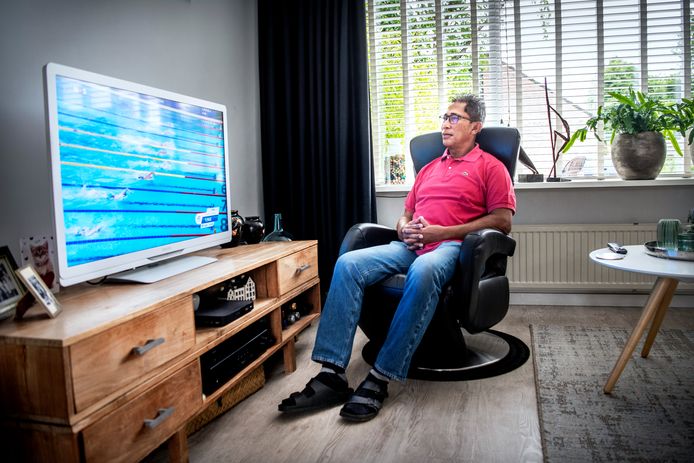 Rudi Kromowidjojo, de vader van Ranomi, volgt zijn dochter thuis voor de buis.