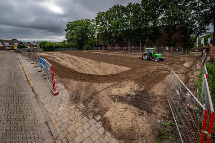 Sinds de sloop van gebouw K4 in Hoogerheide waar de Woensdrechtse welzijnswerkers huisden, is er ruimte ontstaan voor drie bouwkavels, of tien starterswoningen. Die laatste variant geeft te veel drukte, vinden bewoners van de Kromstraat.