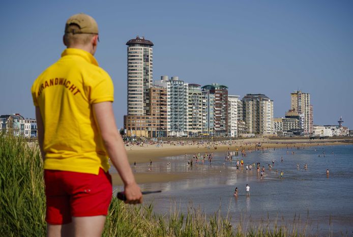 Een strandwacht houdt een oogje in het zeil op de bezoekers van het strand in Vlissingen.