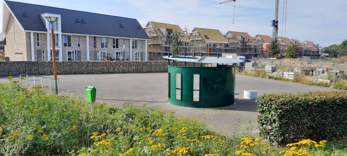 De JOP aan de straat Sleutelbloemstraat in Piekenhoef. Op de achtergrond de nieuwe huizen hier die net (links) of bijna klaar zijn.