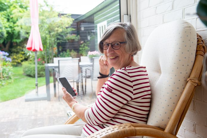 Antoinette Borgonjen doet pogingen de geringde mus in haar tuin op de foto te zetten.