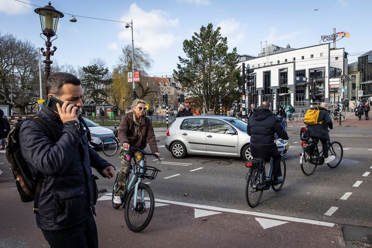 Afsluitingen maken het automobilisten onmogelijk om zich kriskras door de stad te bewegen. Beeld Dingena Mol