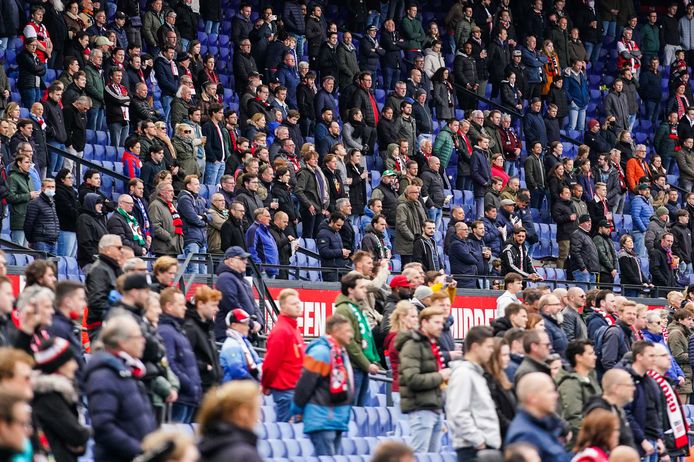Fans van Feyenoord staan op tijdens een minuut stilte voor Willy van der Kuijlen.