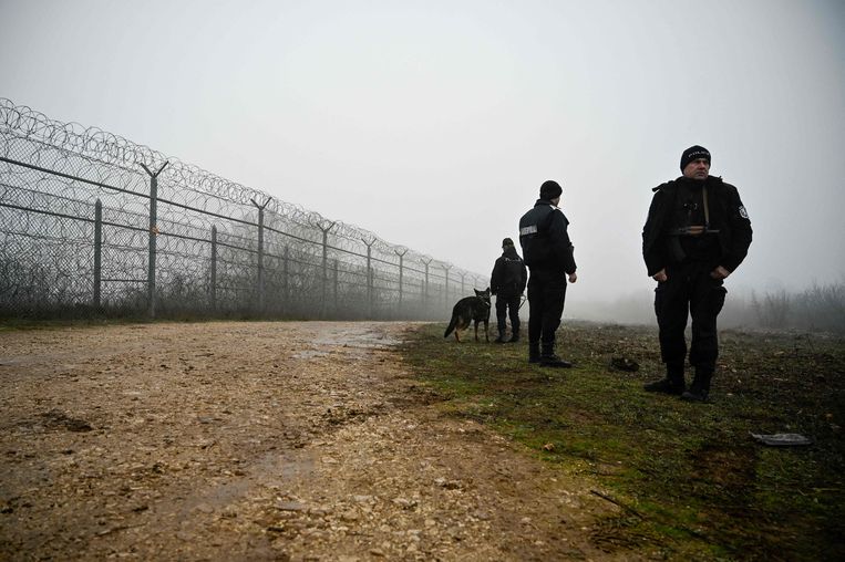 Het grenshek tussen Bulgarije en Turkije, dat aan vervanging toe is. Voorzitter Ursula von der Leyen van de Europese Commissie, die tot nog toe tegen EU-financiering van grenshekken was, wil nu wel betalen voor 'infrastructuur' op die plek.  Beeld AFP