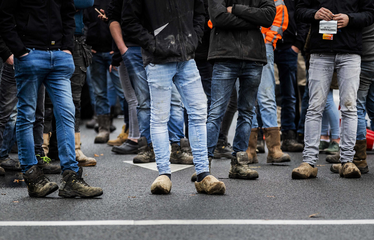 Boeren op de Benoordenhoutseweg voor de actie van boerenactiegroep Farmers Defence Force (FDF). Met de actie, die Code Oranje heet, willen de boeren voorkomen dat de Tweede Kamer instemt met de stikstofplannen van het kabinet.  Beeld ANP