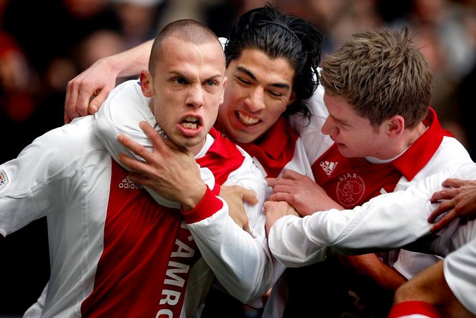 John Heitinga heeft gescoord tegen Feyenoord in 2008 en wordt besprongen door Luis Suárez en Jan Vertonghen.