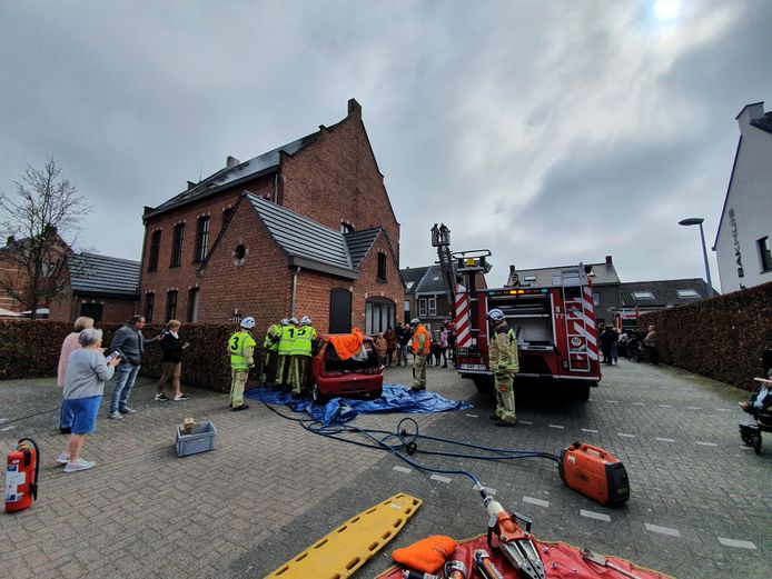 De brandweerzone Taxandria hield zondag een brandweeroefening in het centrum van Lille met de korpsen van Beerse en Vosselaar, maar ook met vrijwilligers die zich al aangemeld hebben voor de nieuwe brandweerpost Lille.