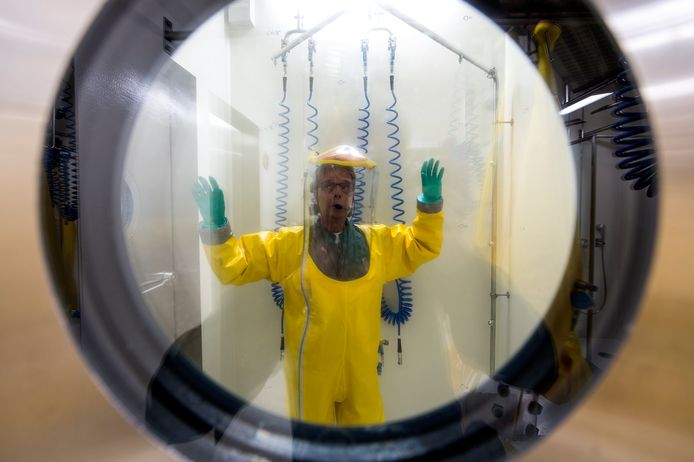 Een viroloog in het Spiez-labratorium in Zwitserland. De twee Russische spionnen zouden apparatuur bij zich hebben gehad om in te breken op het computernetwerk van het lab.