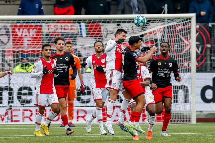 Couhaib Driouech duelleert met Steven Berghuis.