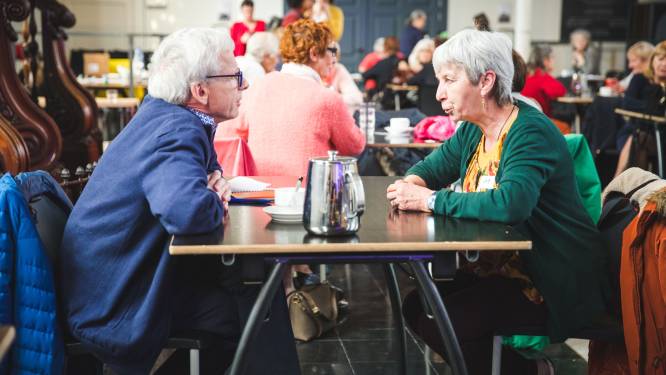 Ontmoet een nieuwe vriend(in) tijdens speeddaten voor senioren 