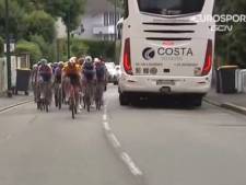Wielrensters spreken zich uit over levensgevaarlijke situatie: peloton moest bussen en auto’s ontwijken
