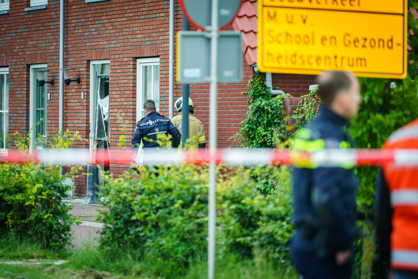 Politieonderzoek rond de als laatste getroffen woning in Hoef en Haag, waar vorige week vrijdagnacht een explosief de benedenverdieping verwoestte.