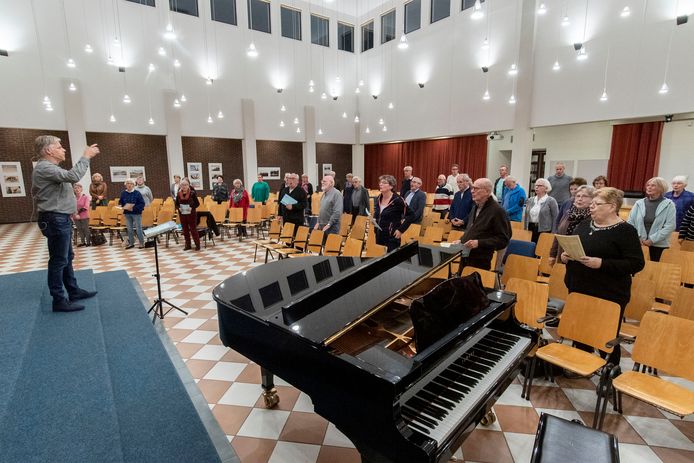 De leden van het TCOV Concertkoor onder leiding van dirigent Eric Kotterink repeteren in de Kristalkerk voor het najaarsconcert. „Op zo'n dag voel ik me weer gevangen in de muziek.”