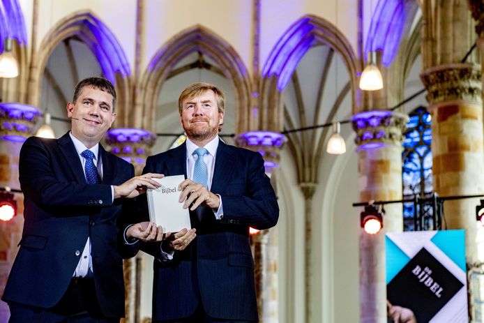 Koning Willem Alexander neemt in de Grote Kerk het eerste exemplaar van de NBV21, de vernieuwde Nieuwe Bijbelvertaling, in ontvangst.