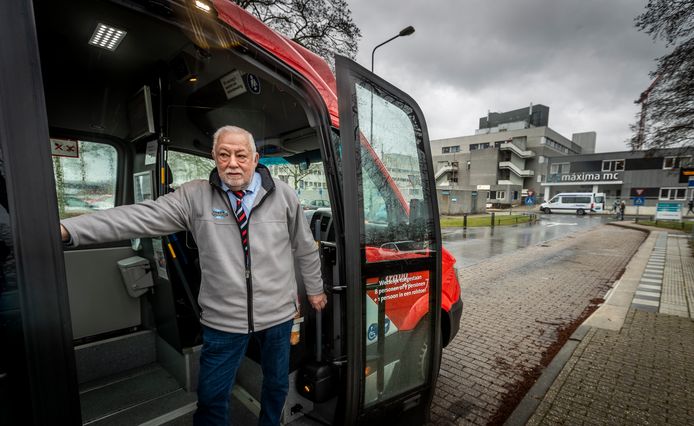 Chauffeur Harrie Leemans mag met zijn buurtbus weer de weg op.