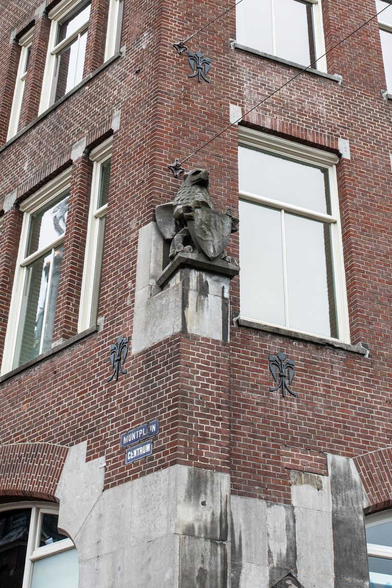 Op 15 augustus zochten we een van de beelden die Lambertus Zijl maakte voor het in 1894 door H.P. Berlage ontworpen kantoor en winkelpand hoek Munt en Rokin. Winnaar van het jaarabonnement op Ons Amsterdam is Landje Bleeker. Beeld Nosh Neneh
