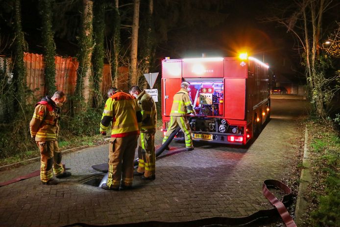 Brandweer pompt water door riool om benzinelucht te lozen in Loenen.