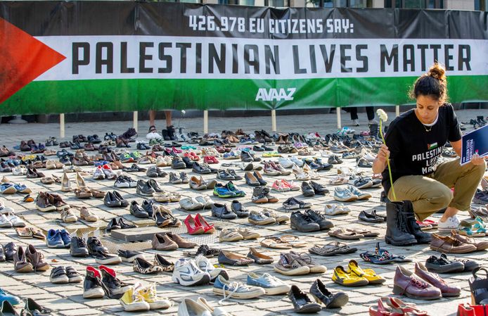 In Brussel werd vandaag een solidariteitsprotest voor de Palestijnen gehouden. 4500 paar schoenen symboliseerden het aantal Palestijnse doden in het conflict in de laatste tien jaar.