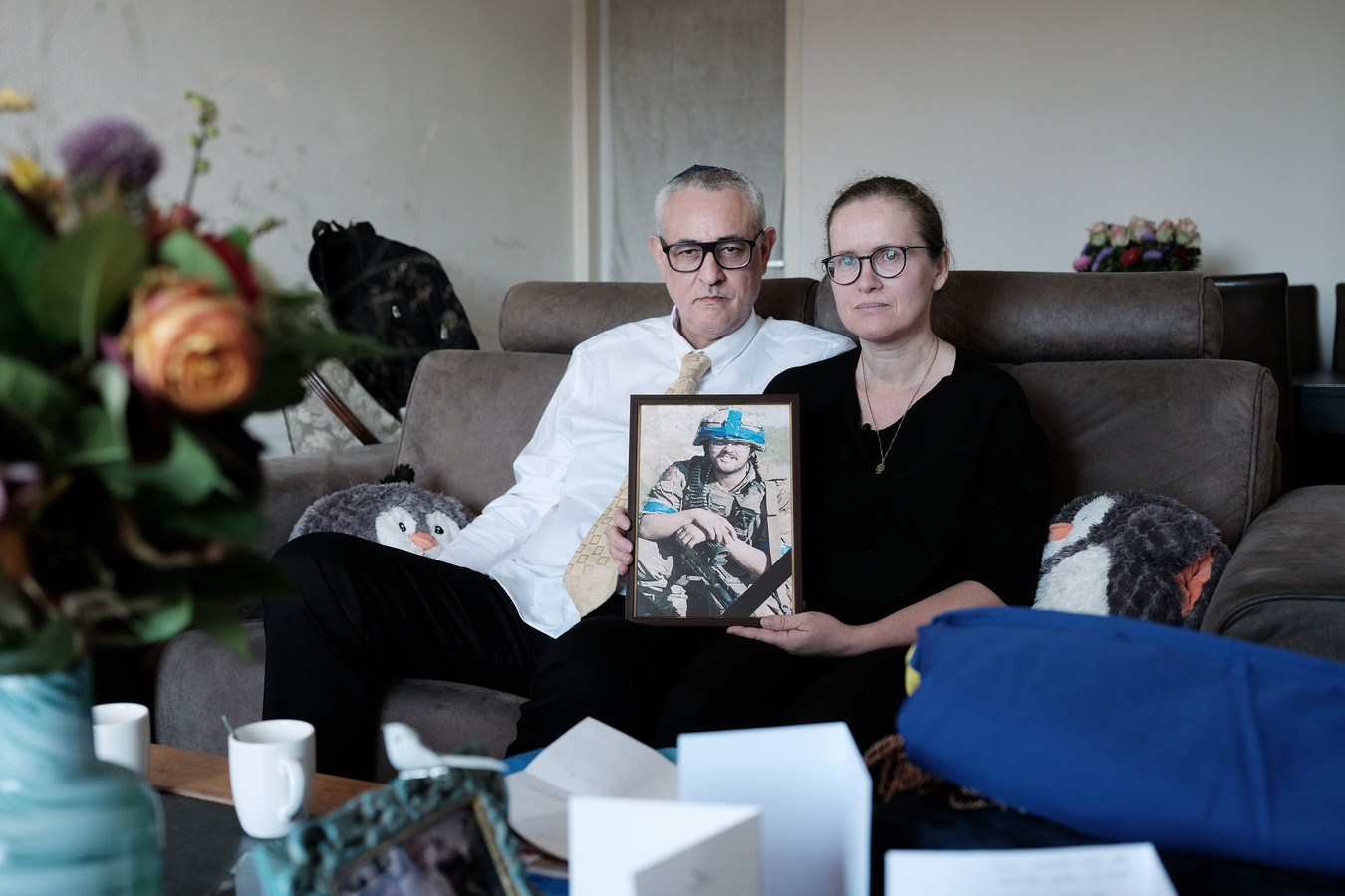Vader Gabriel en moeder Mirjam Galli met een portret van hun zoon Benjamin.