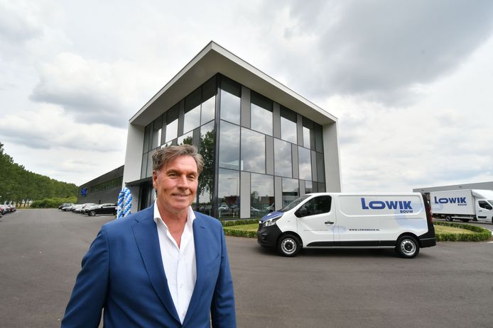 Directeur-eigenaar Jan Schuldink voor het nieuwe bedrijfspand van Lowik Bouw op Bedrijvenpark Twente.