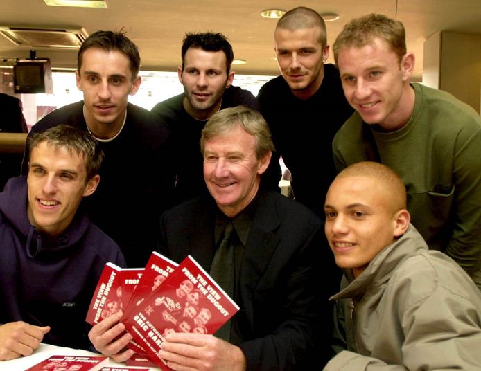 Eric Harrison (midden onderaan) met enkele van zijn pupillen. We herkennen van links naar rechts Gary Neville, Phil Neville, Ryan Giggs, David Beckham, Nicky Butt en Wes Brown.