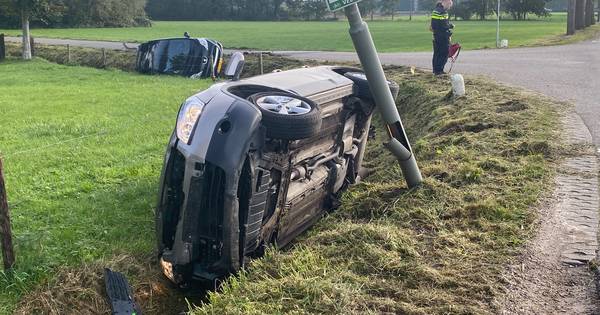 Twee autos eindigen op de kant in de sloot na botsing in Putten.