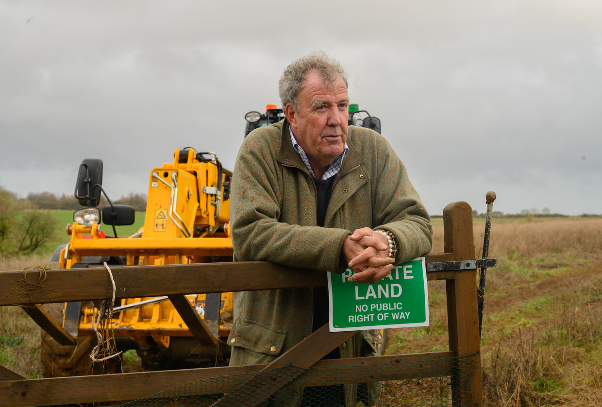 Boer Jeremy Clarkson ploegt zijn veld met een enorme Lamborghini: ‘Er bestaat voor mij nu geen