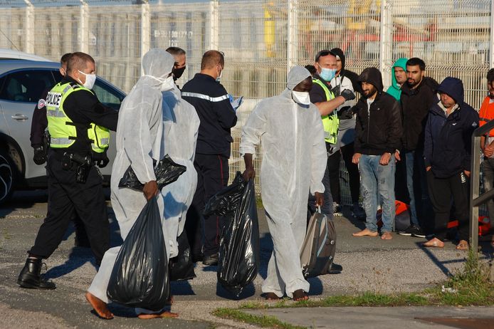 Franse politie vangt migranten op in Calais na een mislukte oversteek naar het Verenigde Koninkrijk.