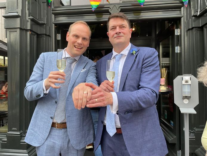 Niels te Boekhorst en Marc Boscha uit Arnhem trouwden in Goes tijdens de Roze Zaterdag.