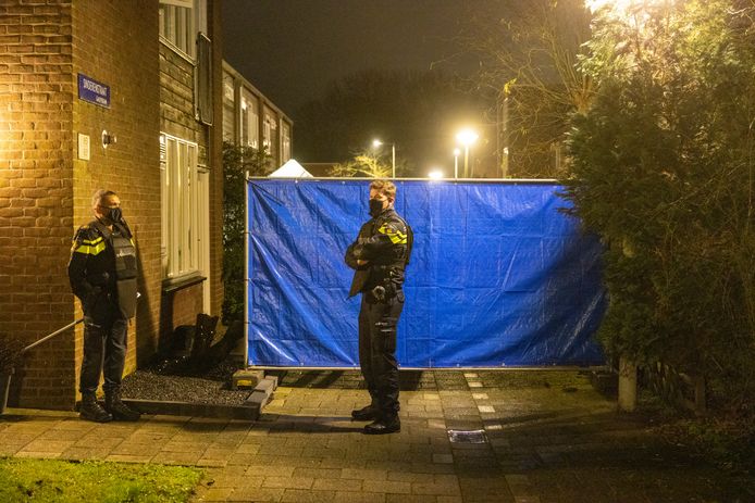Een groot aantal hulpverleners is opgeroepen voor een melding van een schietpartij op de Sinderenstraat.
