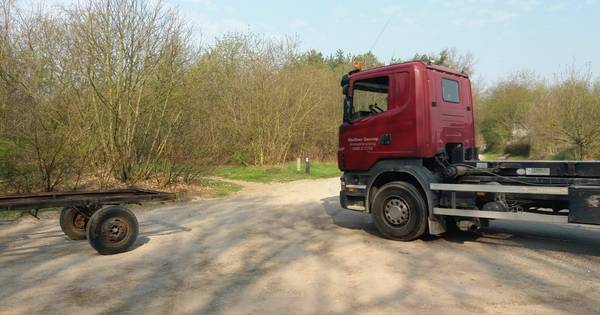 Dieven stelen containers met oud ijzer van harmonie in Gassel