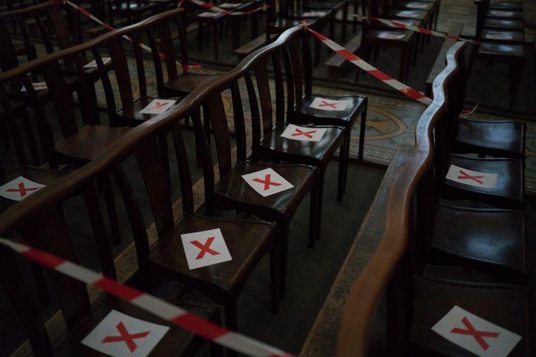 In Frankrijk moeten kerkbezoekers zich eveneens aan strenge regels houden. Op stoelen met een kruis erop mag niemand gaan zitten. Beeld AP