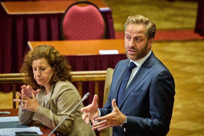 Demissionair minister Hugo de Jonge van Volksgezondheid tijdens het debat in de Tweede Kamer over de ontwikkelingen rond het coronavirus.