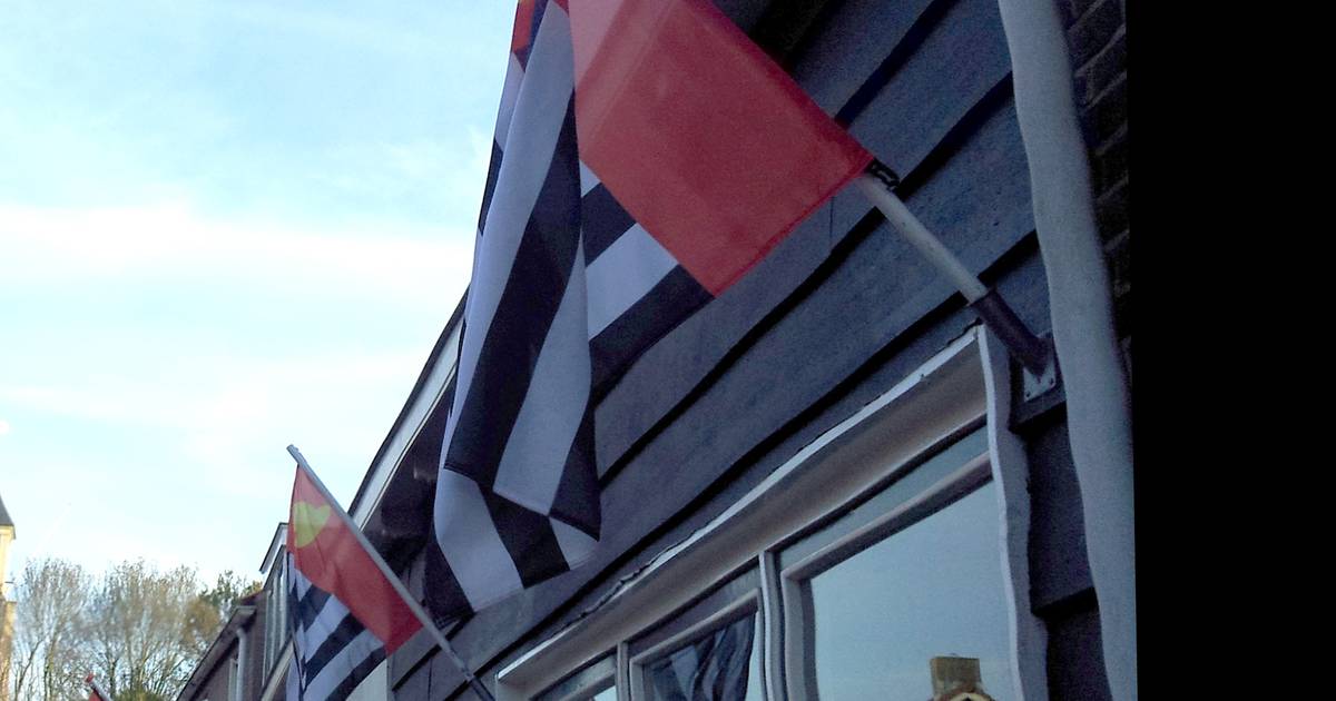Hoedekenskerke haalt vlag van stal