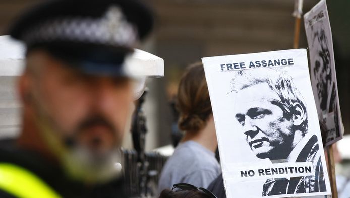 Demonstranten willen dat Assange vrijuit gaat.